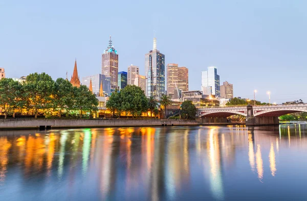 Melbourne skyline langs Yarra rivier bij zonsondergang, Australië — Stockfoto