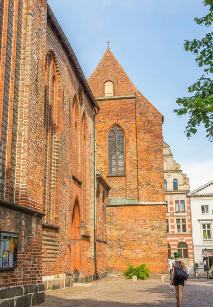 Lübeck, Tyskland - 22 juli 2016: Staden medeltida byggnader. Lubeck — Stockfoto