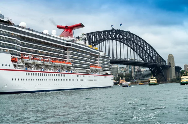Vacker utsikt över Sydney Harbour med kryssningsfartyg, Australien — Stockfoto