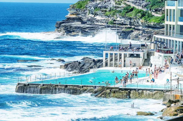 Sydney - październik 2015: Plaży Bondi w Sydney baseny. Sydney przyciąga — Zdjęcie stockowe