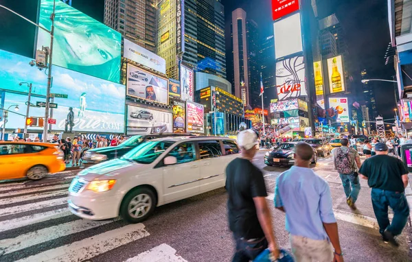 NEW YORK CITY - 8 GIUGNO 2013: Times Square con turisti e tra — Foto Stock