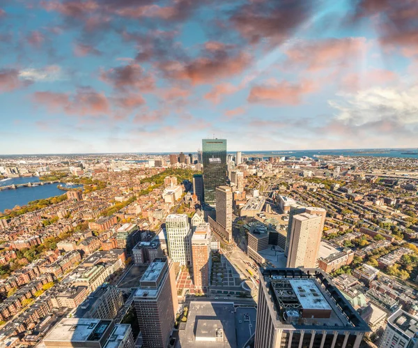 Vista aérea do horizonte de Boston ao pôr-do-sol — Fotografia de Stock