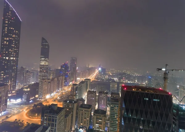 Abu Dhabi vista aérea del centro por la noche —  Fotos de Stock