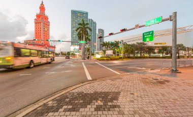Miami, Fl - 23 Şubat 2016: Şehir sokaklarını gün batımında. Miami att