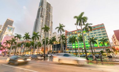Miami, Fl - 23 Şubat 2016: Şehir sokaklarını gün batımında. Miami att