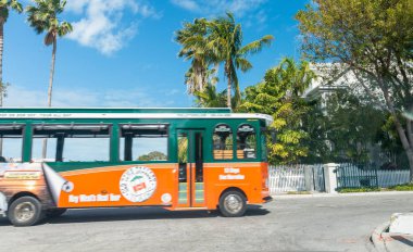 Key West, Fl - 21 Şubat 2016: Eski hareketli hızlı trolley. Anahtar W