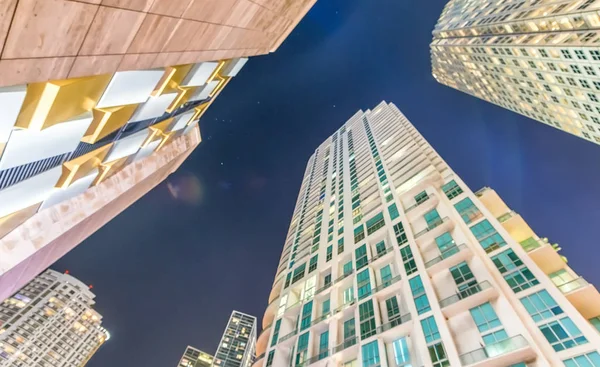 Edificios de Miami por la noche, Florida - Estados Unidos — Foto de Stock