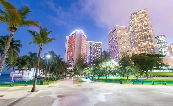 MIAMI, FL - 23 DE FEBRERO DE 2016: Calles de la ciudad al atardecer. Miami att — Foto de Stock