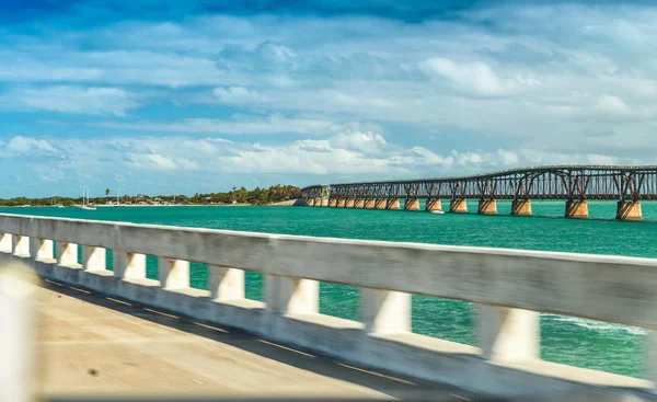 Oude brug op sleutels eilanden uit een snel rijdende auto, Fl — Stockfoto