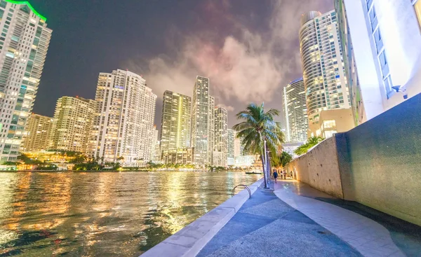 Bâtiments Miami la nuit, Floride - États-Unis — Photo