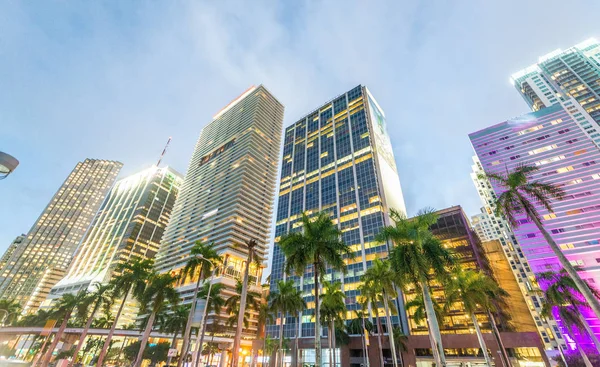 Miami, FL. Ruas da cidade ao pôr do sol — Fotografia de Stock