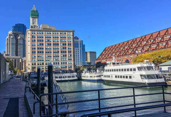Boston - říjen 2015: Město port a budov za slunečného dne. B — Stock fotografie