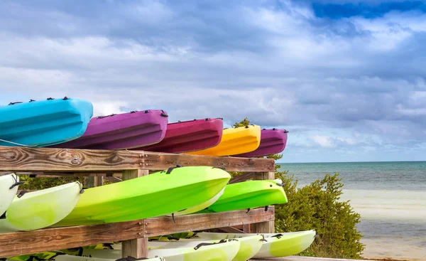 Färgglada kanoter på en tropisk strand — Stockfoto