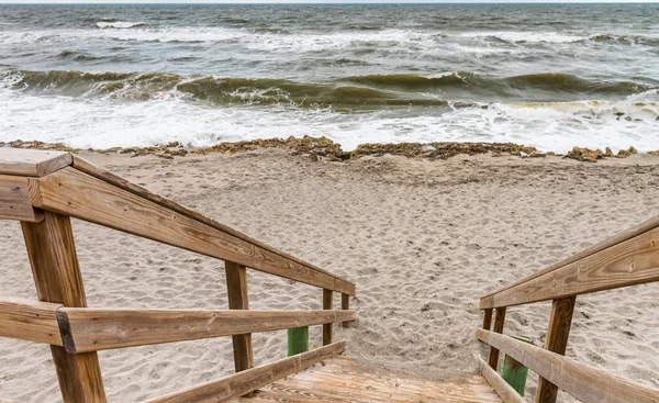 Деревянные лестницы на пляже с видом на океан — стоковое фото