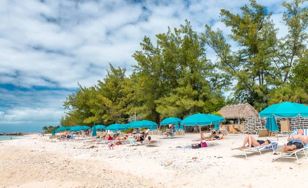 KEY WEST, FL - 21 de FEBRERO de 2016: La gente se relaja en Fort Zachary S — Foto de Stock