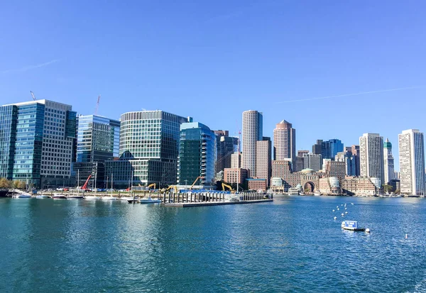 Boston - október 2015-ig: Kikötő város és épületek, egy napsütéses napon. B — Stock Fotó