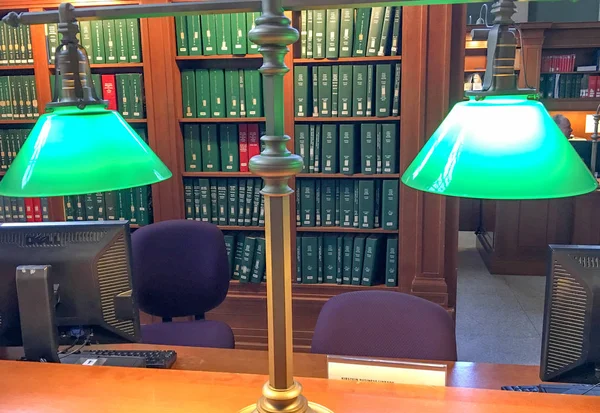 Boston - październik 2015: Oświetlenie wnętrza biblioteki publicznej — Zdjęcie stockowe