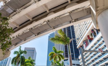 Metrorail ve şehir gökdelenler, Miami - Fl