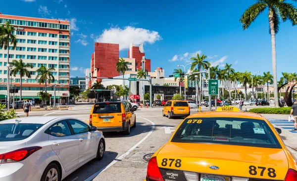 MIAMI, FL - FEBRUARY 23, 2016: City streets and traffic on a bea — Stock Photo, Image