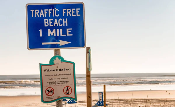 Daytona Beach - 17 februari 2016: Tekenen op het strand weg. DAyT — Stockfoto