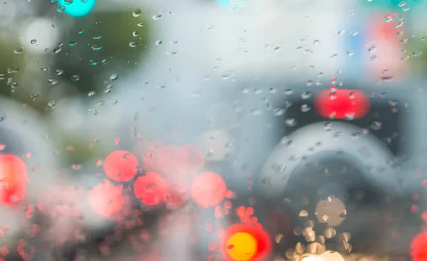 Размытые светофоры через лобовое стекло автомобиля — стоковое фото