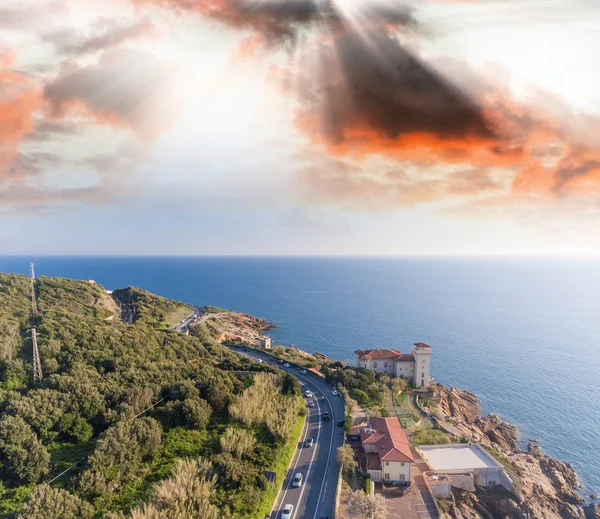 Puesta de sol sobre la hermosa costa de Toscana, vista aérea — Foto de Stock