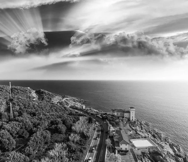 Panoramatický letecký pohled na pobřežní silnici při západu slunce — Stock fotografie