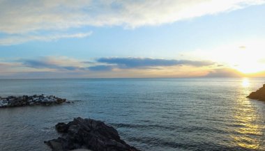 Gün batımı Manarola, havadan görünümü