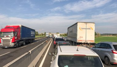 Pisa, İtalya - 7 Nisan 2017: Trafik Fi-Pi-Li otoyol üzerinde. Thi