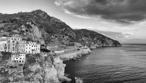 Schöne Luftaufnahme von Manarola aus dem Hubschrauber - fünf Landungen, — Stockfoto