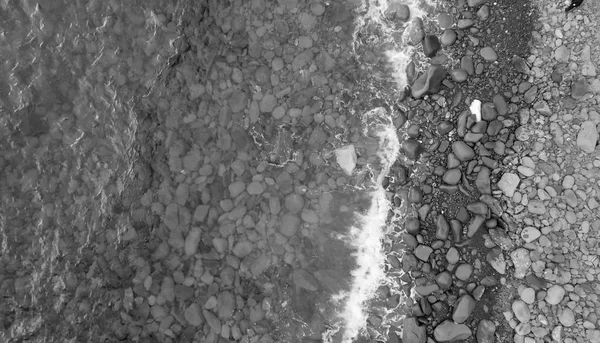 Black and white overhead view of Rocky Beach with people and wav — Stock Photo, Image