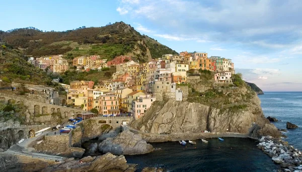 Schöne Luftaufnahme von Manarola aus dem Hubschrauber - fünf Landungen, — Stockfoto