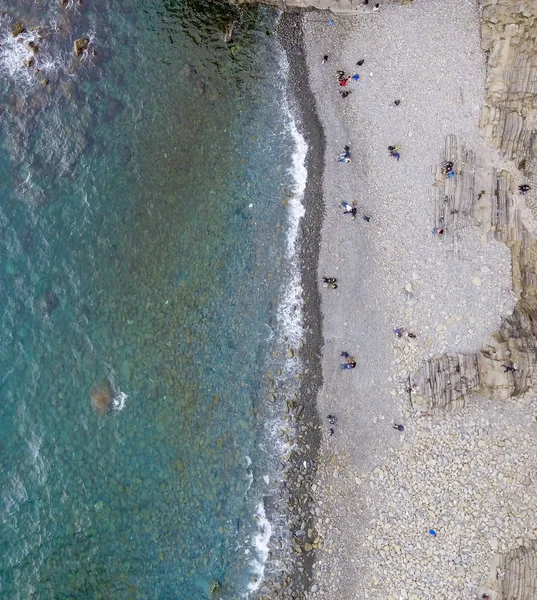 Panoramablick über den schönen Strand mit Menschen und Wellen — Stockfoto