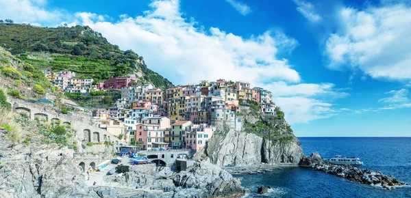 Manarola, fünf Ländereien. Luftaufnahme der Küste und der Stadtgebäude — Stockfoto