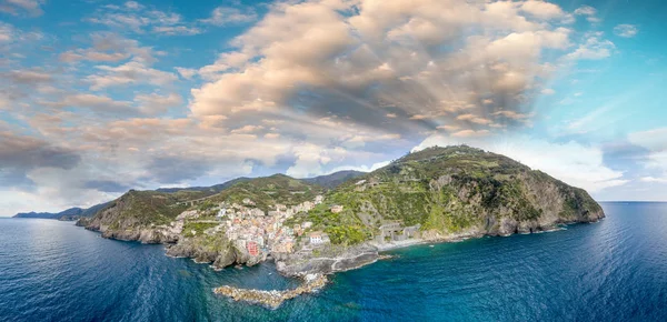 Panorama Flygfoto över Manarola i skymningen, fem länder - Italien — Stockfoto