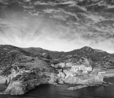 Siyah ve beyaz Manarola manzarası, beş topraklar - hava görünümünü bu