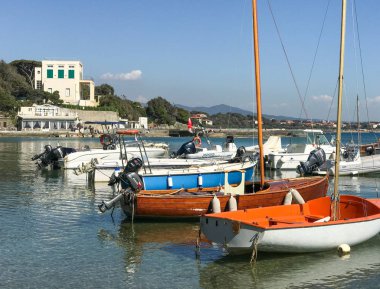 Castiglioncello, İtalya - 9 Nisan 2017: Küçük bağlantı noktası gemilerde.