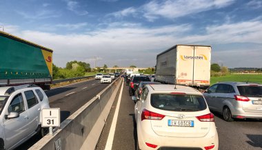 Pisa, İtalya - 7 Nisan 2017: Trafik Fi-Pi-Li otoyol üzerinde. Thi