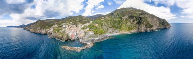 Hava panoramik Manarola alacakaranlıkta, beş topraklar - İtalya