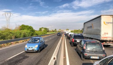 Pisa, İtalya - 7 Nisan 2017: Trafik Fi-Pi-Li otoyol üzerinde. Thi