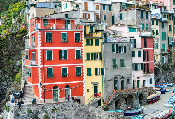 Färgglada byggnader Riomaggiore, fem länder, Italien — Stockfoto