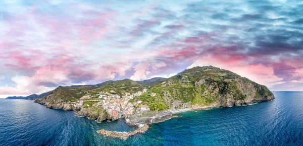 Manarola, Cinq Terres. Vue aérienne du littoral et du bâtiment de la ville — Photo