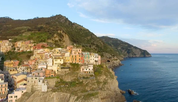 Manarola, п'яти земель. Пташиного польоту берегова лінія і міської забудови — стокове фото