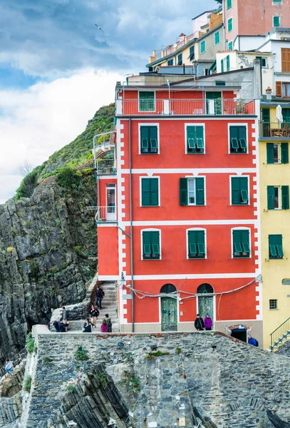 Coloridos edificios de Riomaggiore, Cinco Tierras, Italia —  Fotos de Stock