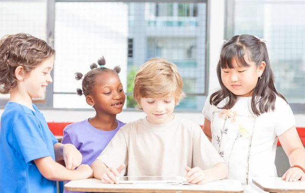 Elementary school classroom scene, education concept — Stock Photo, Image