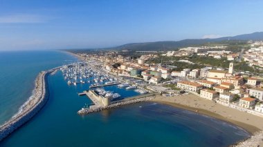 San Vincenzo, İtalya. Havadan görüldüğü gibi şehir