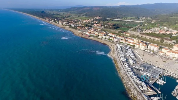 Flygfoto över San Vicenzo i Toscana. Hamnen och stadens skyline — Stockfoto