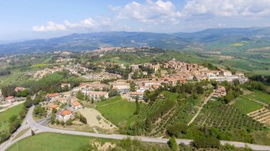 İtalya 'nın kırsal kesimindeki ortaçağ Toskana Kasabası manzarası