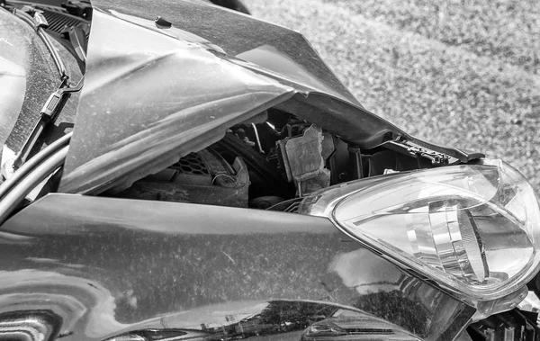 Coche roto después del accidente, vista del frente del coche —  Fotos de Stock