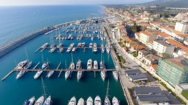 Letecký pohled na malé město port s ukotvenými čluny — Stock fotografie